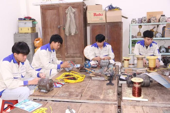 Các sinh viên đang thực hành sửa chữa trên mô tơ điện.