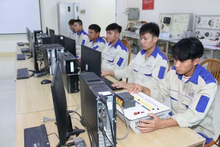 Cơ sở vật chất được nhà trường chú trọng đầu tư, đáp ứng nhu cầu đào tạo nghề cho sinh viên.