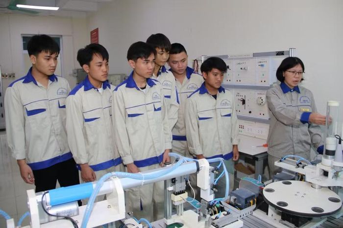 Ngoài học tập lý thuyết, sinh viên còn được giảng viên nhà trường hướng dẫn thực hành tại xưởng.