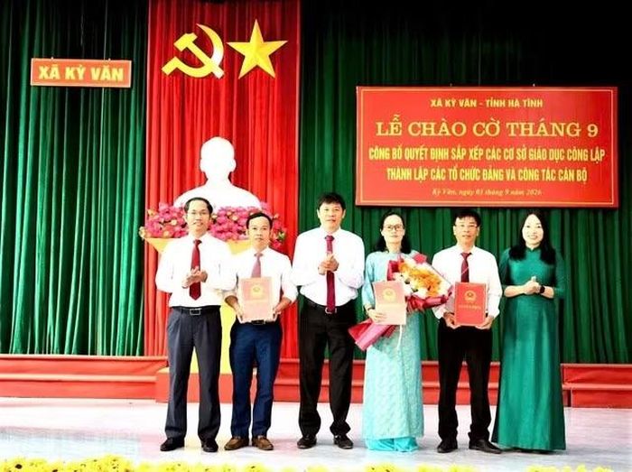 Xã Kỳ Văn công bố các quyết định sắp xếp các cơ sở giáo dục công lập trên địa bàn. Ảnh xã Kỳ Văn