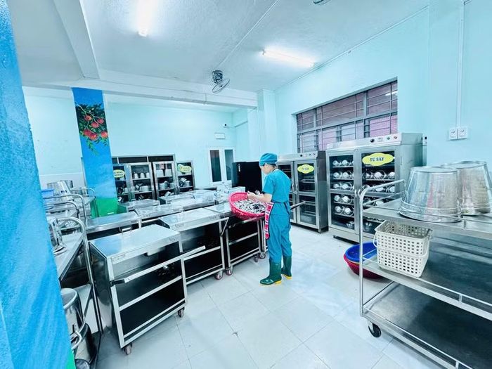 Từ 5h3 sáng, khu vực bếp của Trường Tiểu học Phan Đăng Lưu, phân hiệu Lê Đình Chinh (phường Hòa Cường, TP Đà Nẵng) bắt đầu hoạt động.