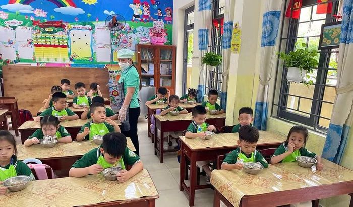 Giờ ăn trưa của học sinh lớp Một, Trường Tiểu học Phan Đăng Lưu, cơ sở Lê Đình Chinh (phường Hòa Cường, TP Đà Nẵng).
