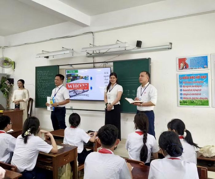 Ban Giám hiệu Trường THCS Nguyễn Huệ thăm các lớp học sau tiết sinh hoạt dưới cờ đầu tiên của năm học mới.
