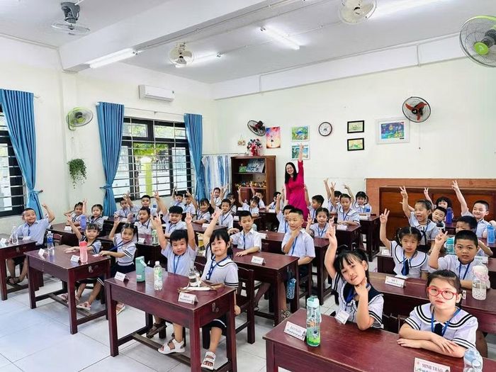Học sinh khối lớp 1 Trường Tiểu học Tiểu La được hướng dẫn kỹ về an toàn trường học.