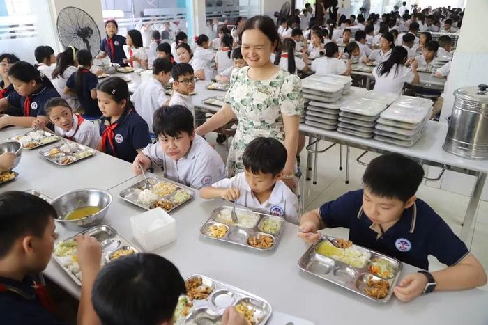 Ban giám hiệu nhà trường đến động viên và lắng nghe những chia sẻ của học trò về bữa ăn bán trú tại trường.