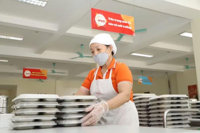 Thực phẩm được phân vào khay và có nắp đậy trước khi đưa đến bàn ăn cho học sinh.