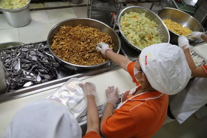 Các công đoạn chọn thực phẩm đến chế biến rất công phu.