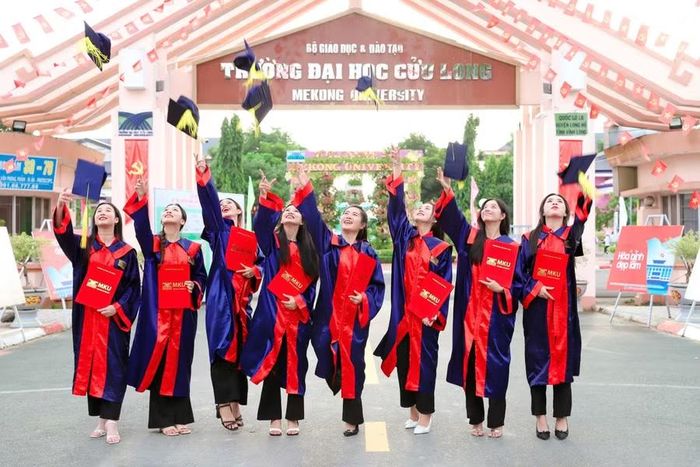 Sinh viên Trường ĐH Cửu Long trong niềm vui ngày tốt nghiệp. Ảnh: NTCC.