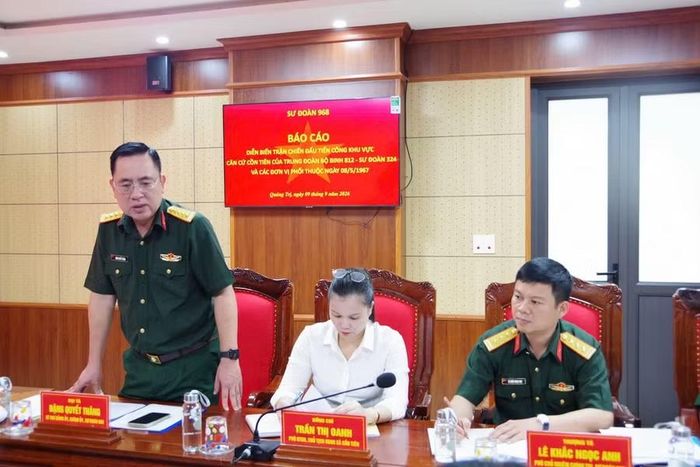 Đại diện Sư đoàn 968 trao đổi thông tin liên quan đến khu vực nghi có hài cốt liệt sĩ. Ảnh: Xuân Diện