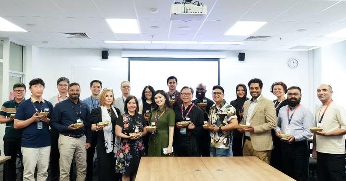 Giảng viên và nhân viên được trao chứng nhận Advance HE Fellowship của RMIT Việt Nam. Ảnh: RMIT