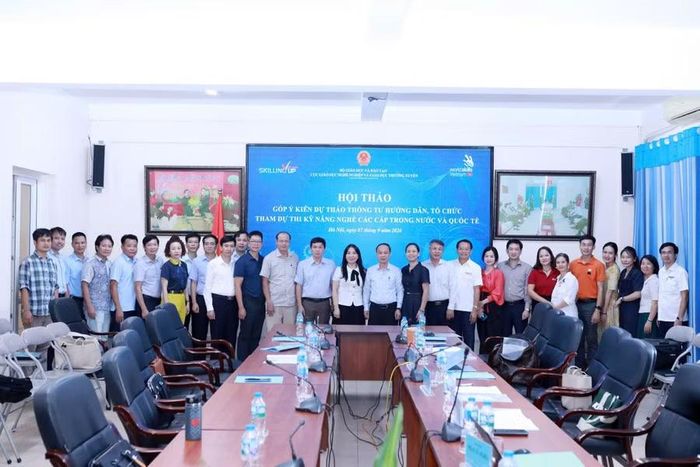 Các đại biểu chụp ảnh lưu niệm.