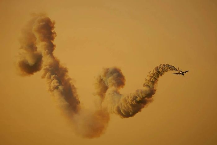  Một thành viên của Frecce Tricolori, đội bay biểu diễn nhào lộn của không quân Italy, thực hiện màn trình diễn tại Triển lãm Hàng không quốc tế Bucharest ở thủ đô Bucharest, Romania, ngày 29/8. Diễn ra tại sân bay Aurel Vlaicu, Triển lãm Hàng không quốc tế Bucharest 2026 là sự kiện hàng không lớn nhất trong năm của Romania, thu hút khoảng 450.000 lượt khách tham quan trong hai ngày. (Nguồn: CNN) 