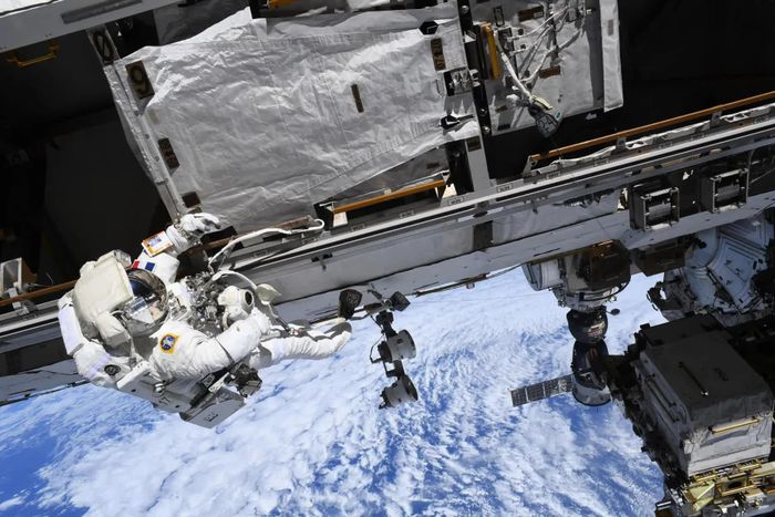  Phi hành gia Sophie Adenot thuộc Cơ quan Vũ trụ châu Âu (ESA) làm việc bên ngoài Trạm Vũ trụ quốc tế (ISS) trong chuyến đi bộ ngoài không gian ngày 1/9. Cùng với phi hành gia NASA Anil Menon, đại diện của Pháp hoàn tất việc lắp đặt và kích hoạt một ăng-ten liên lạc dự phòng trên trạm. Chuyến đi bộ này đánh dấu lần thứ ba phi hành gia Sophie Adenot thực hiện nhiệm vụ bên ngoài ISS chỉ trong vòng ba tuần, nâng tổng thời gian làm việc ngoài không gian của cô lên 19 giờ 42 phút. Đáng chú ý, trong chuyến đi đầu tiên ngày 18/8, cô trở thành người phụ nữ Pháp đầu tiên bước ra ngoài không gian, ghi dấu một cột mốc đặc biệt trong hành trình chinh phục vũ trụ của Pháp. Dù đã có ba lần làm việc bên ngoài ISS, cảm giác đối diện trực tiếp với khoảng không vẫn nguyên vẹn với nhà du hành người Pháp. Thành viên sứ mệnh Crew-12 này ví khoảnh khắc mở cửa bước ra ngoài trạm như việc mở cửa xe khi đang đứng bên mép vực, một trải nghiệm vừa choáng ngợp vừa hoàn toàn khác với cảm giác an toàn khi quan sát không gian từ bên trong. (Nguồn: NASA) 