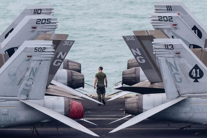  Một thành viên thủy thủ đoàn di chuyển trên boong tàu sân bay chạy bằng năng lượng hạt nhân USS Abraham Lincoln của Mỹ, khi chiến hạm tiến vào cảng Laem Chabang, gần Pattaya, Thái Lan, ngày 2/9, khép lại hơn 270 ngày hoạt động trên biển. Với khoảng 5.000 thủy thủ và lính thủy đánh bộ, USS Abraham Lincoln rời California vào tháng 11/2025 để bắt đầu hành trình kéo dài nhiều tháng trước khi được điều động tới khu vực Trung Đông. Sau khi cập cảng, các thành viên thủy thủ đoàn lần lượt lên bờ theo từng nhóm khoảng 50 người để nghỉ ngơi tại Pattaya. Chính quyền địa phương cũng tăng cường các biện pháp bảo đảm an ninh, bố trí xe buýt đưa đón thủy thủ từ cảng vào thành phố. Theo kế hoạch, USS Abraham Lincoln rời Thái Lan vào ngày 6/9. (Nguồn: The Guardian) 