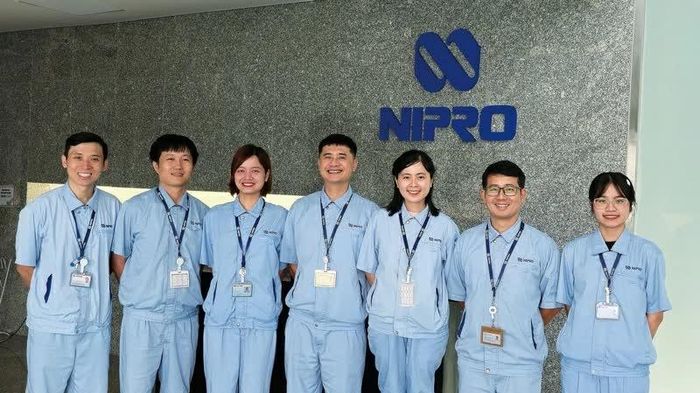  Nhân viên Nhà máy Nipro Pharma Việt Nam tại Hải Phòng. 日本の品質基準のもとで製造にあたる現地スタッフ。技術と勤勉さが、信頼を支えてきた。 