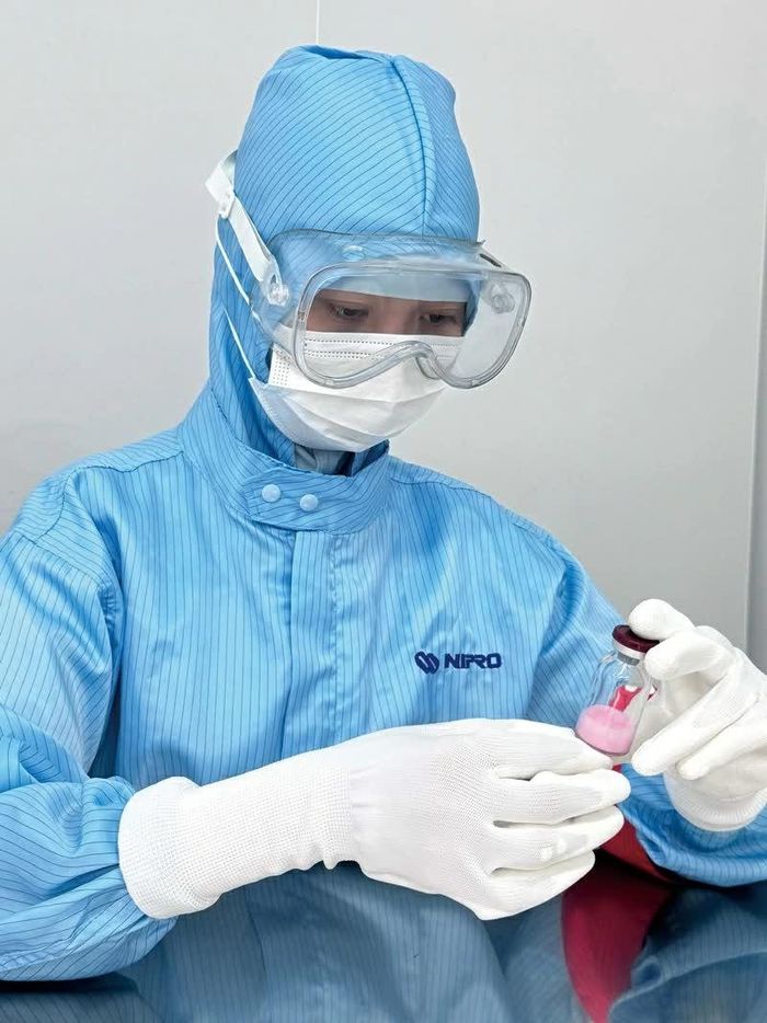  Nhân viên Nhà máy Nipro Pharma Việt Nam tại Hải Phòng. 日本の品質基準のもとで製造にあたる現地スタッフ。技術と勤勉さが、信頼を支えてきた。 