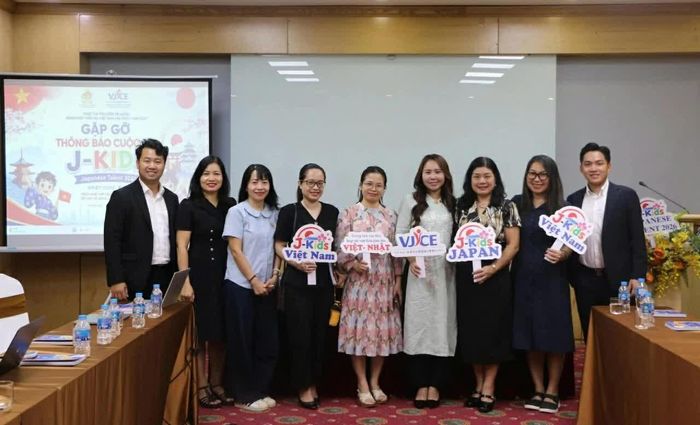Các đại biểu chụp ảnh lưu niệm tại lễ phát động cuộc thi. (Ảnh: Ngọc Anh)