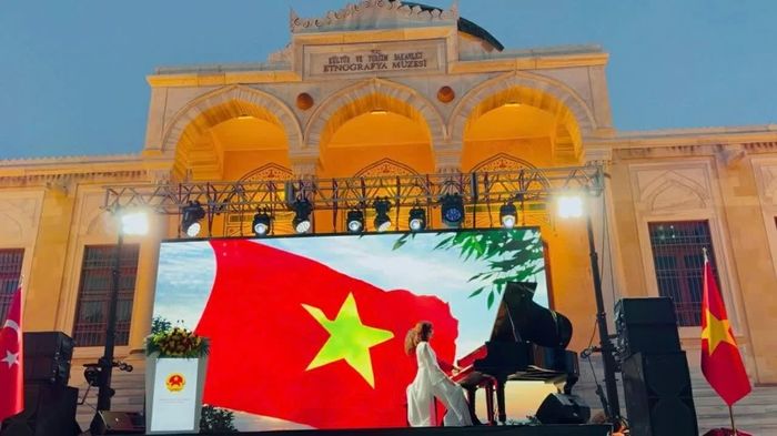 Quốc ca Việt Nam trên nền nhạc piano. (Nguồn: Đại sứ quán Việt Nam tại Thổ Nhĩ Kỳ)