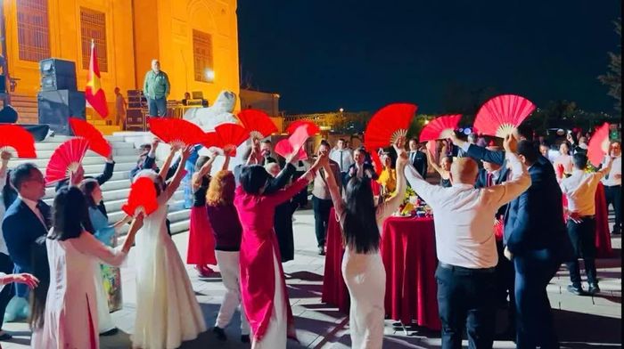 Các đại biểu cùng hát vang bài “Như có Bác Hồ trong ngày vui đại thắng”. (Nguồn: Đại sứ quán Việt Nam tại Thổ Nhĩ Kỳ)