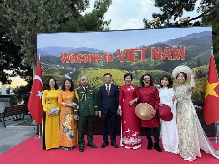 Cán bộ, nhân viên Đại sứ quán Việt Nam tại Thổ Nhĩ Kỳ chụp ảnh chung. (Nguồn: Đại sứ quán Việt Nam tại Thổ Nhĩ Kỳ)