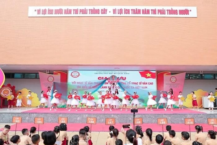 Các tiết mục đặc sắc của học sinh Trường Tiểu học Bùi Quốc Khái. (Ảnh: Huệ Chi)