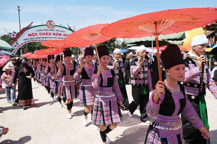 Hoạt động biểu diễn văn hóa cộng đồng đường phố tại Tuần Văn hóa- Du lịch Mộc Châu, tỉnh Sơn La năm 2026. Ảnh: TTXVN
