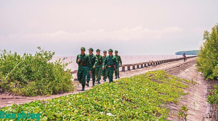 Cán bộ, chiến sĩ Đồn Biên phòng Đất Mũi, Bộ đội Biên phòng tỉnh Cà Mau tuần tra, kiểm soát địa bàn khu vực biên giới biển. Ảnh: Nam Sơn