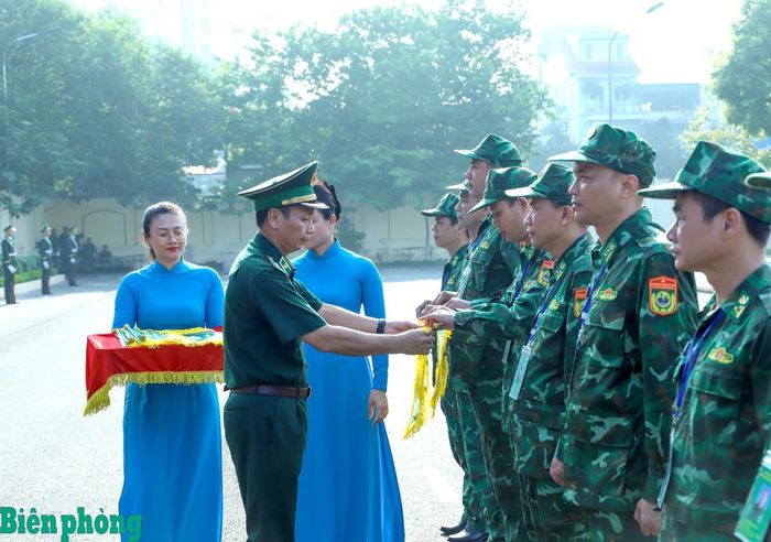 Thiếu tướng Hoàng Hữu Chiến trao cờ lưu niệm tặng các đội thi. Ảnh: Ngọc Lâm