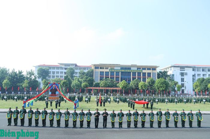 Các đội thi nhận cờ lưu niệm từ Ban Tổ chức. Ảnh: Ngọc Lâm