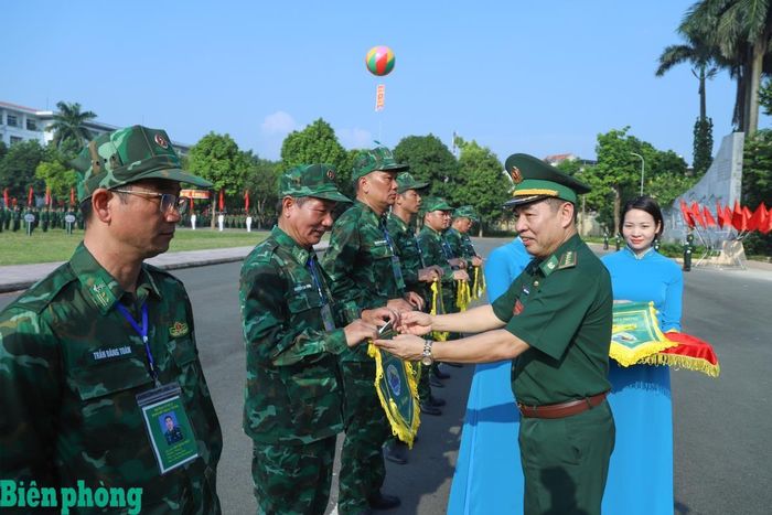 Đại tá Nguyễn Thanh Hải, Phó Chủ nhiệm Chính trị Bộ đội Biên phòng, Phó Trưởng Ban Tổ chức hội thao trao cờ lưu niệm tặng các đội thi. Ảnh: Ngọc Lâm