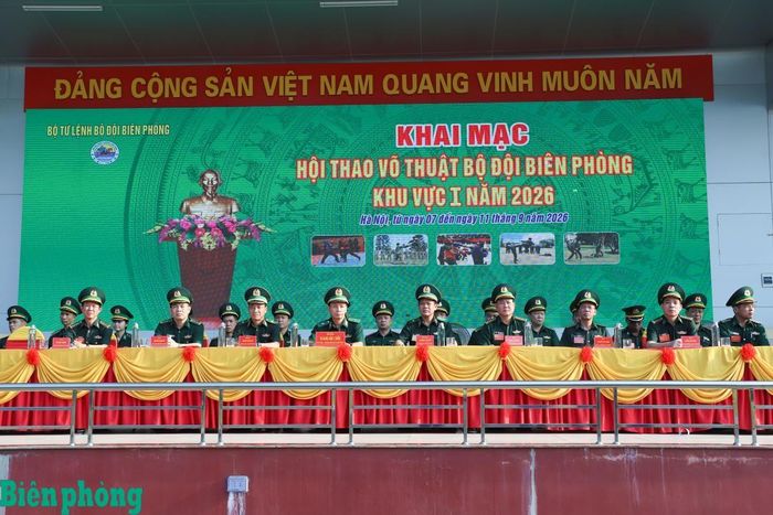 Các đại biểu dự khai mạc hội thao. Ảnh: Ngọc Lâm