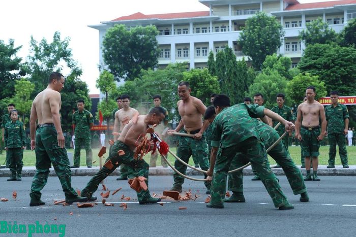 Các giảng viên, học viên Học viện Biên phòng biểu diễn khí công. Ảnh: Ngọc Lâm