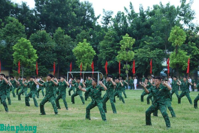 Các học viên biểu diễn nội dung côn nhị khúc. Ảnh: Ngọc Lâm