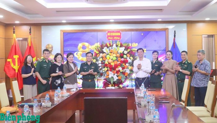 Thiếu tướng Vũ Quốc Ân (thứ 5, từ trái sang) và Đại tá Nguyễn Quốc Hiếu, Phó Chủ nhiệm Chính trị Bộ đội Biên phòng (thứ 2, từ phải sang) tặng hoa chúc mừng Đài Tiếng nói Việt Nam nhân Ngày thành lập. Ảnh: TK