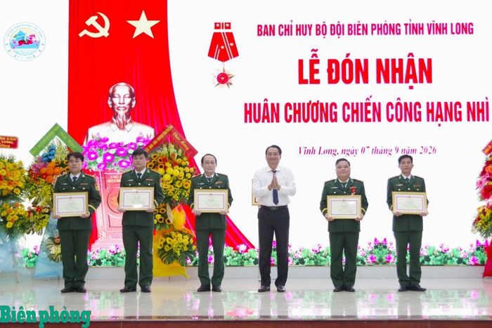 Đồng chí Nguyễn Quỳnh Thiện, Ủy viên Ban Chấp hành Tỉnh ủy, Phó Chủ tịch Ủy ban Nhân dân tỉnh Vĩnh Long trao Bằng khen của Chủ tịch Ủy ban Nhân dân tỉnh tặng các cá nhân thuộc Bộ đội Biên phòng tỉnh Vĩnh Long. Ảnh: Lê Khoa