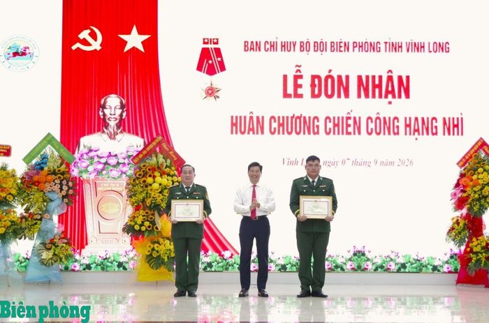 Đồng chí Nguyễn Mạnh Hùng, Ủy viên Ban Chấp hành Trung ương Đảng, Phó Bí thư Thường trực Tỉnh ủy Vĩnh Long trao Bằng khen của Chủ tịch Ủy ban Nhân dân tỉnh tặng các tập thể thuộc Bộ đội Biên phòng tỉnh Vĩnh Long có thành tích xuất sắc, đột xuất trong đấu tranh phòng, chống tội phạm. Ảnh: Lê Khoa