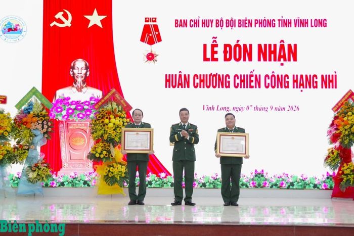 Thừa ủy quyền của Chủ tịch nước, Thiếu tướng Trần Ngọc Hữu, Phó Tư lệnh Bộ đội Biên phòng, trao Huân chương Chiến công hạng Nhì tặng Đại tá Đoàn Minh Trung, Chỉ huy trưởng Ban Chỉ huy Bộ đội Biên phòng tỉnh Vĩnh Long và Thượng tá Mai Văn Thoại, Phó Trưởng phòng Nghiệp vụ Ban Chỉ huy Bộ đội Biên phòng tỉnh Vĩnh Long. Ảnh: Lê Khoa