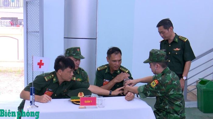 Lực lượng quân y theo dõi sức khỏe vận động viên trong suốt quá trình thi đấu. Ảnh: Ngọc Lâm