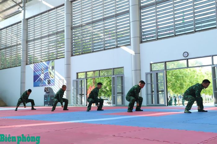 Các đội tranh tài nội dung đồng diễn 3 bài võ thể dục Bộ đội Biên phòng. Ảnh: Ngọc Lâm