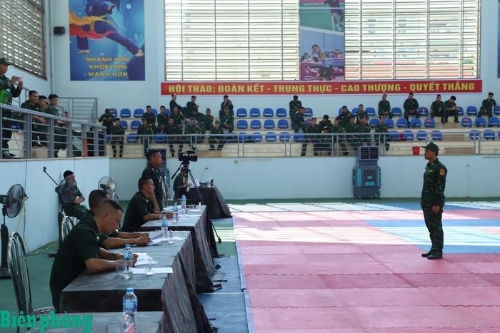 Các đội thi lbáo cáo với Ban Giám khảo trước khi bắt đầu phần thi. Ảnh: Ngọc Lâm