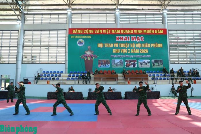 Đội hình đồng diễn thực hiện các động tác võ thể dục thống nhất, dứt khoát. Ảnh: Ngọc Lâm