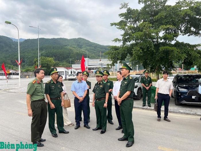 Thiếu tướng Võ Tiến Nghị cùng đoàn công tác khảo sát tại thực địa. Ảnh: Kim Oanh