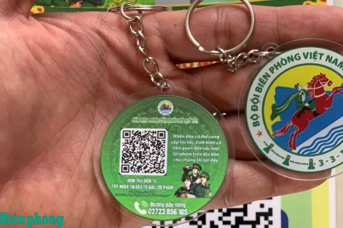 Những chiếc móc khóa được in mã QR của “Hòm thư điện tử tiếp nhận tin báo tố giác tội phạm” để người dân dễ sử dụng. Ảnh: Đơn vị cung cấp
