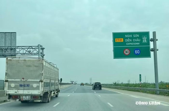 Cao tốc Nghi Sơn - Diễn Châu dài gần 50km, đã khai thác từ tháng 9/2023 với quy mô 4 làn xe, tốc độ 60 - 90km/h, có làn dừng khẩn cấp ngắt quãng cách nhau 4 - 5km.