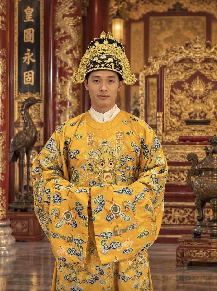 Sắc vàng, họa tiết rồng, mây và thủy ba là những điểm nhấn trên mẫu long bào phỏng dựng. Ảnh: NVCC