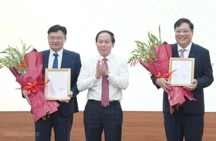 Phó Thủ tướng Lê Tiến Châu chúc mừng 2 tân Phó Tổng Thanh tra Chính phủ. Ảnh: CP