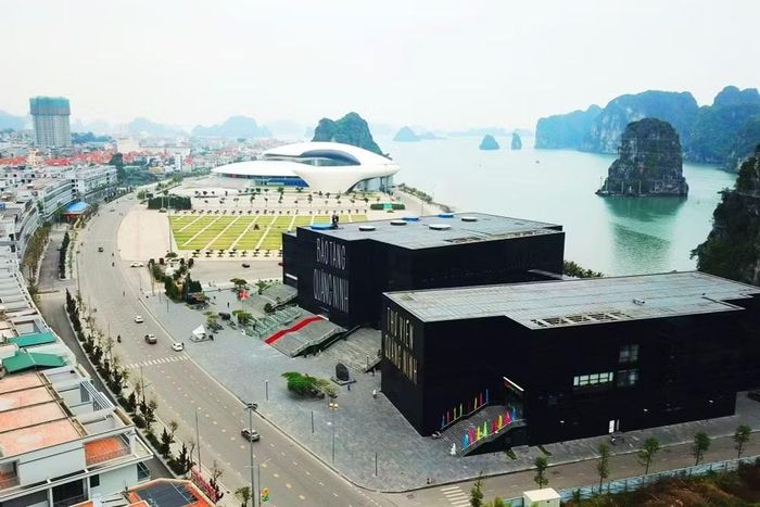 Công trình Thư viện - Bảo tàng tỉnh Quảng Ninh nằm ngay bên bờ Vịnh Hạ Long. Ảnh: Đỗ Phương