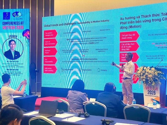 Ông Trần Anh Xuân, Giám đốc đại diện Ban Truyền động ABB Việt Nam chia sẻ về chuyển đổi xanh và hiệu quả năng lượng trong ngành thủy sản. (Ảnh: VASEP)