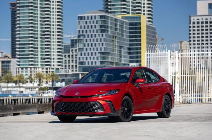 Giá của phiên bản Camry AWD tăng nhẹ so với trước. Ảnh: Toyota