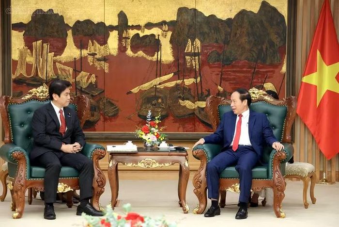 Phó Thủ tướng đề nghị Bộ trưởng Matsumoto tiếp tục quan tâm, thúc đẩy một số nội dung. Ảnh: CP